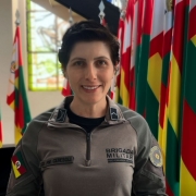 A imagem mostra a soldado Suzana Ceresoli, uma das personagens da campanha Orgulho em Pertencer 
