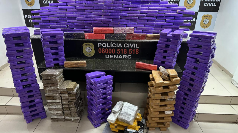 Dezenas de pacotes embalados na cor roxa e marrom com maconha são apreendidos por Polícia Civil