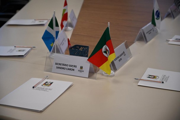 Imagens das bandeiras dos estados de Rio Grande do Sul, Santa Catarina, Paraná, Mato Gosso do Sul e São Paulo alinhadas aos nomes dos secretariários