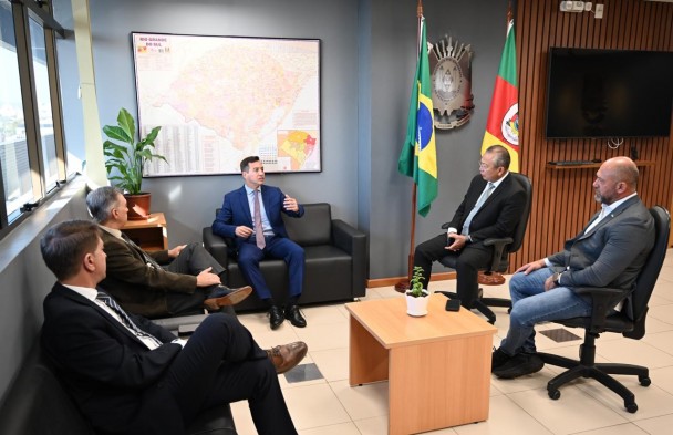 Da esquerda para a direita, em círculo, secretários de Santa Catarina, Mato Grosso do Sul, Rio Grande do Sul, o secretário adjunto do RS e o secretário do Paraná, reunidos