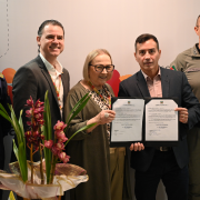 Cel. Fortes (CBM), secretários Fabrício Peruchin (SJCDH), Arita Bergmann (SES), Sandro Caron (SSP) e Cel. Claudio Feoli (BM) com o Termo de Cooperação assinado