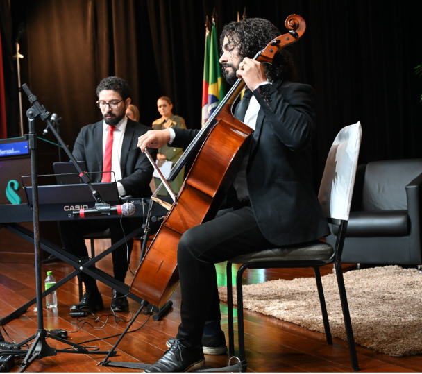 A cerimônia de abertura teve apresentação de dois professores da Orquestra Jovem de Gramado. Um toca o violoncelo e o outro toca teclado.