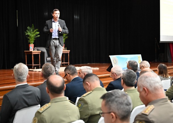Sandro Caron palestra em auditório para público do 3º Congresso Internacional de PJM