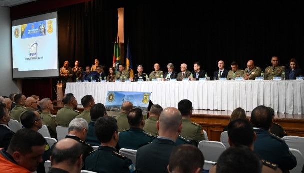 Auditório cheio e mesa composta por autoridades: Encontro propõe discutir avanços e aperfeiçoamento no sistema de justiça militar brasileiro