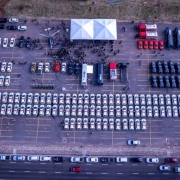 Foto aérea mostra as novas viaturas enfileiradas e agrupadas por Corporação no local do evento (o estacionamento da EPTC ao lado do estádio Beira-Rio)