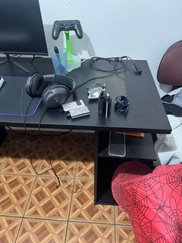 A operação visa rechaçar crimes cibernéticos de extrema gravidade. Na imagem, celular, computador, controle de videogame, cigarros eletrônicos, fone de ouvido e cabos apreendidos. 