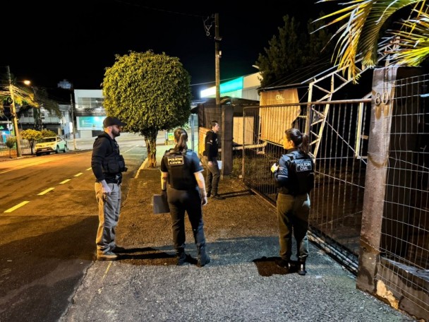 Quatro agentes se mobilizam na manhã desta terça-feira, em ação de combate a crimes cibernéticos