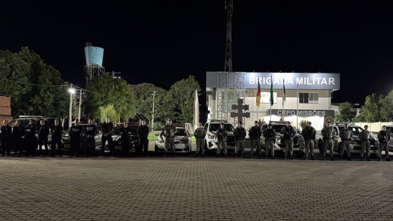 A imagem mostra policiais civis e da Birgada Militar alinhados em enfrente a viaturas das forças de segurança do Estado