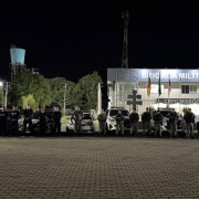 A imagem mostra policiais civis e da Birgada Militar alinhados em enfrente a viaturas das forças de segurança do Estado