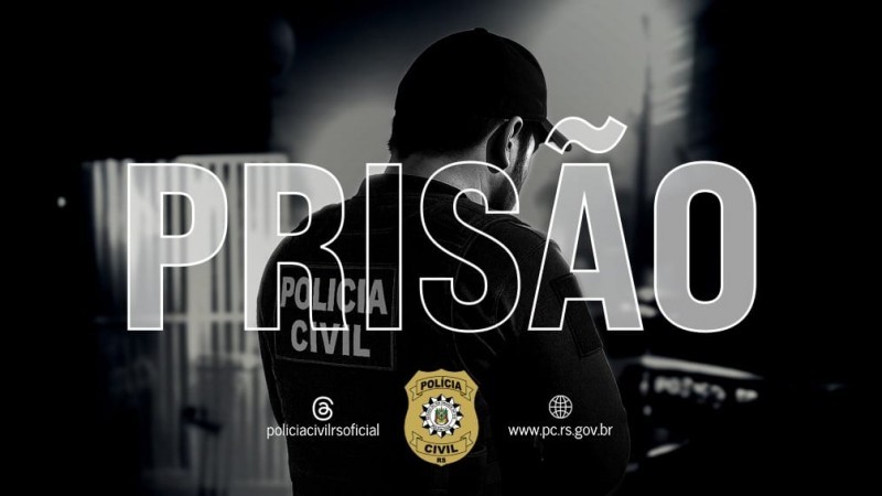 A palavra PRISÃO, em letras maiúsculas contorno branco, aparece sobre uma imagem em preto e branco que mostra um policial civil de costas, em um ambiente fechado. Na parte inferior, o brasão da Polícia Civil é ladeado pelos endereços das redes sociais (policiacivilrsoficial) e do site (www.pc.rs.gov.br) da corporação.