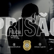 A palavra PRISÃO, em letras maiúsculas contorno branco, aparece sobre uma imagem em preto e branco que mostra um policial civil de costas, em um ambiente fechado. Na parte inferior, o brasão da Polícia Civil é ladeado pelos endereços das redes sociais (policiacivilrsoficial) e do site (www.pc.rs.gov.br) da corporação.