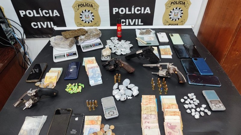 Celulares, dinheiro, drogas e armas apreendidos pela Polícia Civil no interior do Rio Grande do Sul