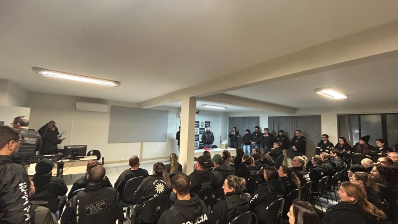A imagem mostra policiais civis em reunião preparatória para a operação