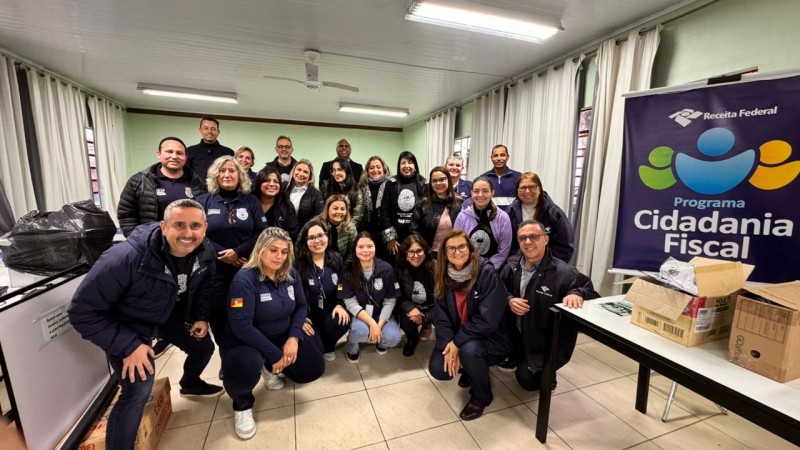 24 integrantes das instituições que ofereceram serviços na Jornada da Inclusão posam para foto.