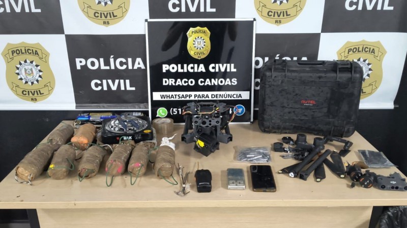 Mesa com materiais apreendidos como peças de drones, drogas e outros itens que seriam entregues em unidades prisionais