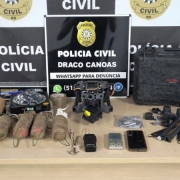 Mesa com materiais apreendidos como peças de drones, drogas e outros itens que seriam entregues em unidades prisionais