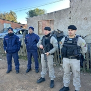 A imagem mostra uma dupla de agentes do Corpo de Bombeiros Militar ao lado de uma outra dupla de agentes da Brigada Militar durante a operação
