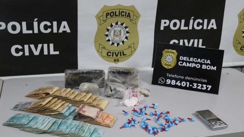 imagem das apreensões: objetos menores, como celulares, pacotes de drogas e dinheiro