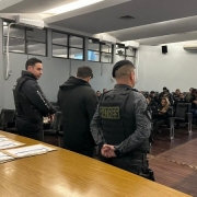 Auditório com policiais civis recebe instruções de três agentes sobre a operação