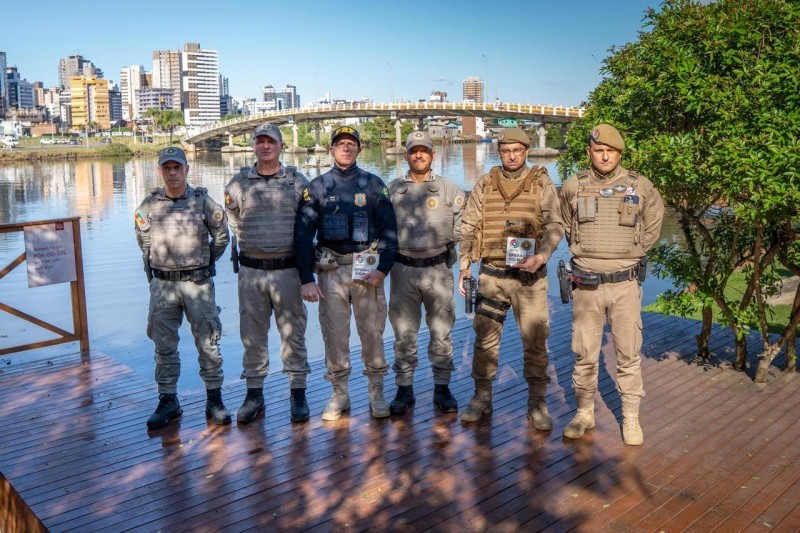 A imagem mostra representantes das polícias militares e um representante da Polícia Rodoviária Federal