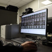 Fotografia mostra computador no laboratório de balística 