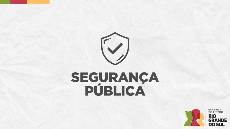 Card em fundo cinza, no qual est&aacute; escrito Seguran&ccedil;a P&uacute;blica ao centro, logo abaixo de um &iacute;cone que representa um distintivo policial. No canto inferior direito est&aacute; a logomarca utilizada pela gest&atilde;o 2023-2026 do governo do Rio Grande do Sul.