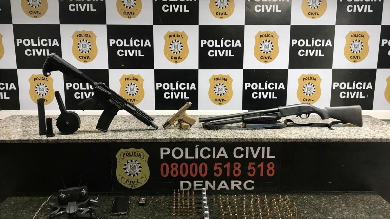 Imagem mostra armas e muni&ccedil;&otilde;es apreendidas