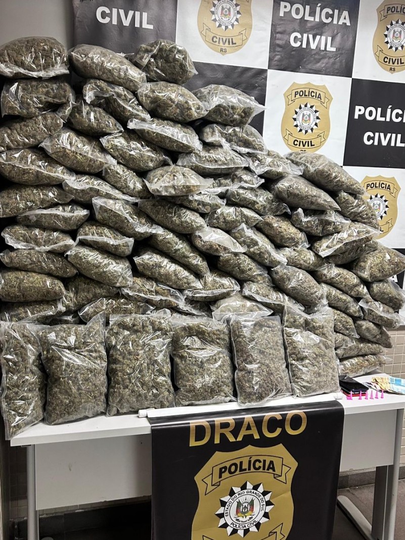 imagem mostra pacotes de droga apreendida