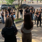 Cerca de 45 policiais se preparam para a ação, que busca evitar crimes graves, em especial o feminicídio, ao desarmar agressores. 