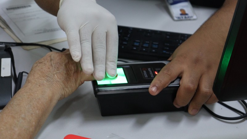 Na imagem servidor colhe digitais para a carteira de identidade