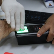 Na imagem servidor colhe digitais para a carteira de identidade