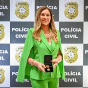 secretária-adjunta com a medalha