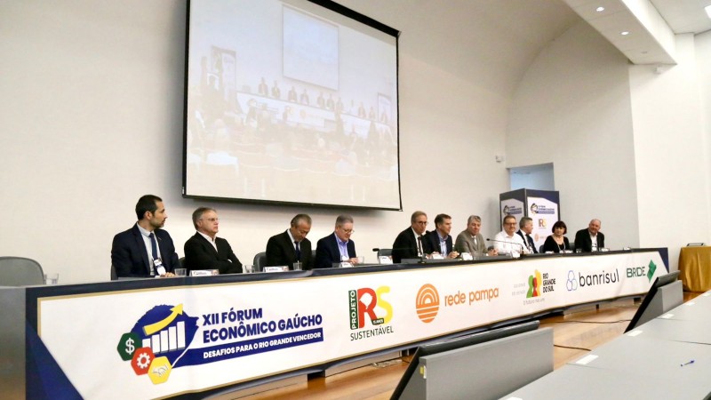 Na imagem a bancada do F&oacute;rum com os palestrantes