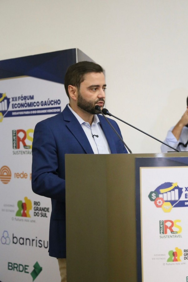 Na imagem o vice-governador Gabriel Souza