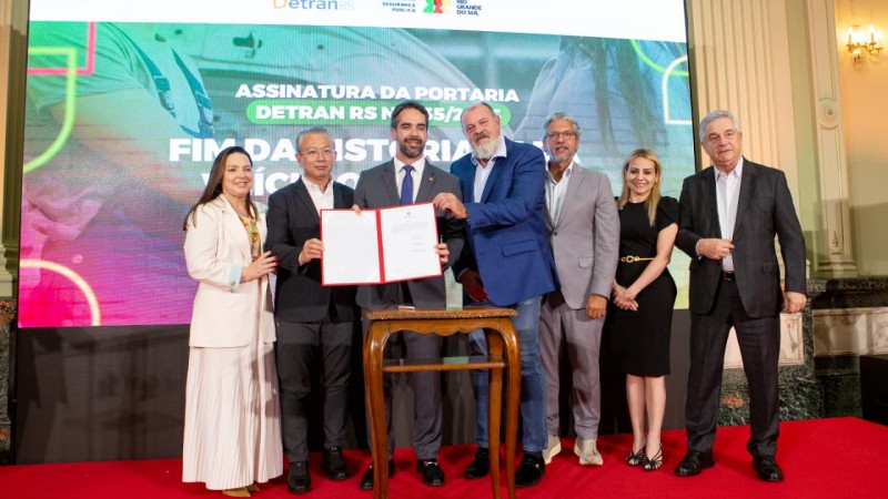Foto mostra governador Eduardo Leite, terceiro da esquerda para a direita, em meio a autoridades em ato no Pal&aacute;cio Piratini