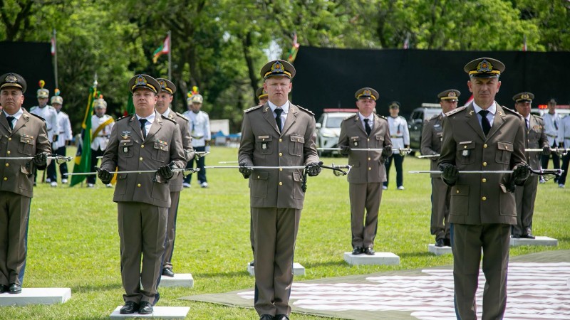 A imagem mostra os novos tenentes segurando espadas durante a cerim&ocirc;nia de juramento