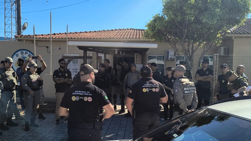 A imagem mostra servidores das for&ccedil;as de seguran&ccedil;a do Estado em uma &aacute;rea externa, em frente a sede do 8&ordm; BPM