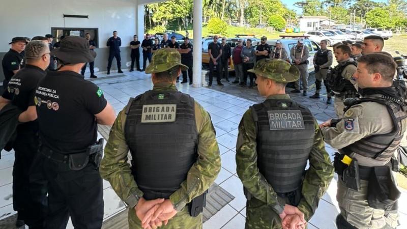 A imagem mostra servidores das forças de segurança do estados reunidos em uma área externa, durante a Operação Desmanche