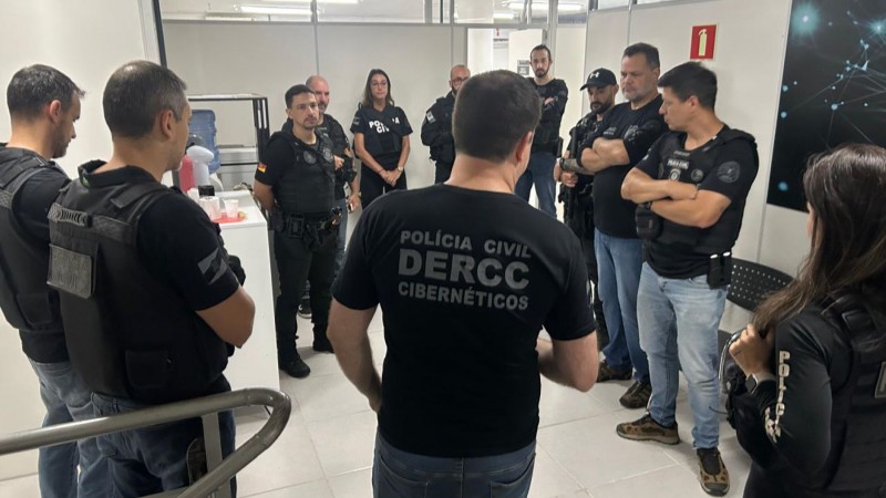Na imagem, policiais civis reunidos antes da opera&ccedil;&atilde;o