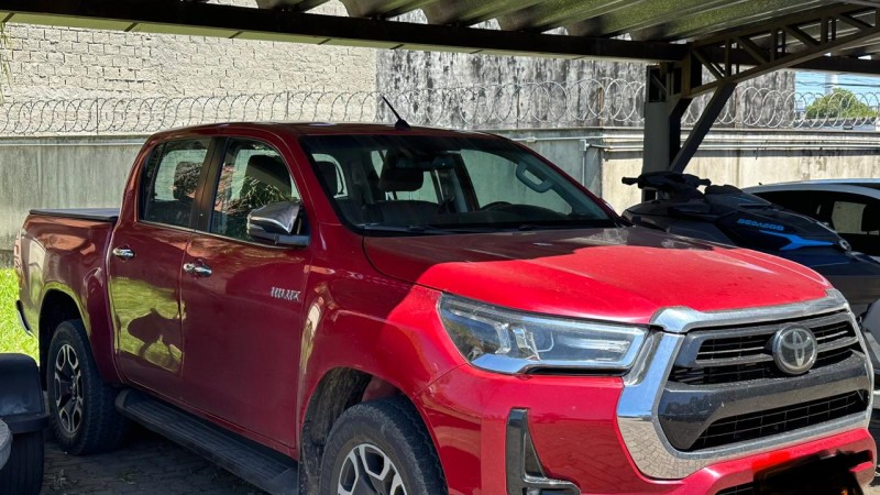 Caminhonete vermelha Hylux apreendida em opera&ccedil;&atilde;o que investiga associa&ccedil;&atilde;o criminosa para furto e recepta&ccedil;&atilde;o de fios e cabos