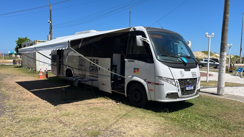 Unidade m&oacute;vel do IGP na praia de Cap&atilde;o da Canoa