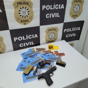 Foram apreendidastrês armas e munições.