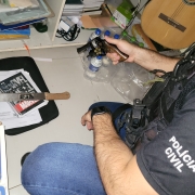 Faca e revólver apreendidos pela Polícia Civil.