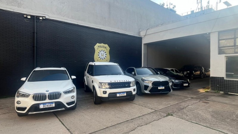 Quatro carros, um deles uma BMW