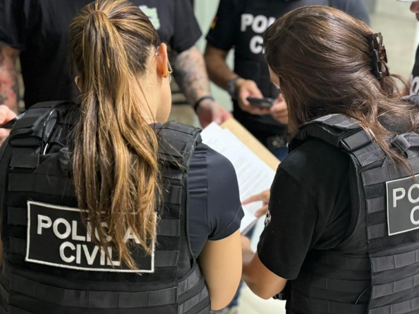 Duas policiais civis recebem a instrução da operação.