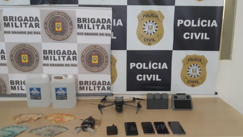 Na imagem, as apreens&otilde;es da Pol&iacute;cia Civil e da Brigada Militar