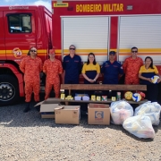Na imagem, bombeiros entregam materiais