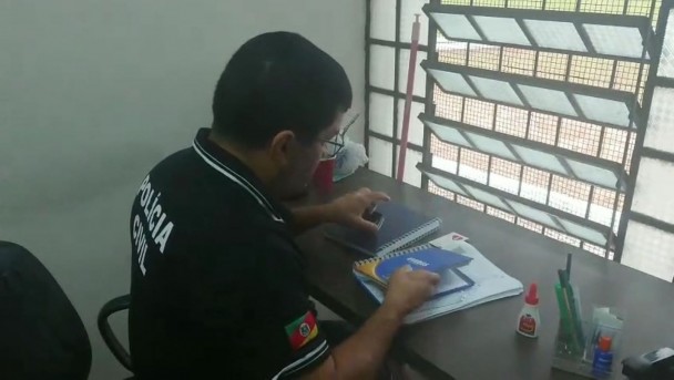 Policial Civil verifica documentos apreendidos