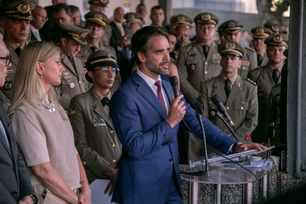 Na imagem o governador em seu discurso