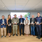 A imagem mostra autoridades civis e militares da Seguran&ccedil;a P&uacute;blica do Rio Grande do Sul durante o evento dos 10 anos da Opera&ccedil;&atilde;o Desmanche 